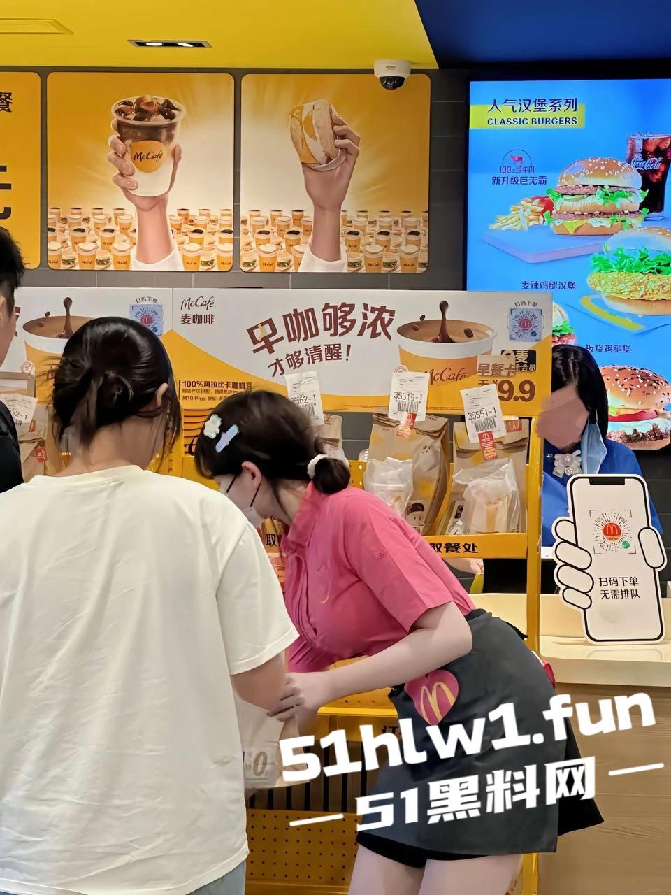 火爆全网的麦当劳兼职美女被曝光，私下淫荡的聊天记录露骨和不雅性爱视频曝光。-13