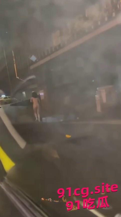 郑州二七广场女子裸奔事件 吃瓜群众纷纷猜测是谁的母狗-3