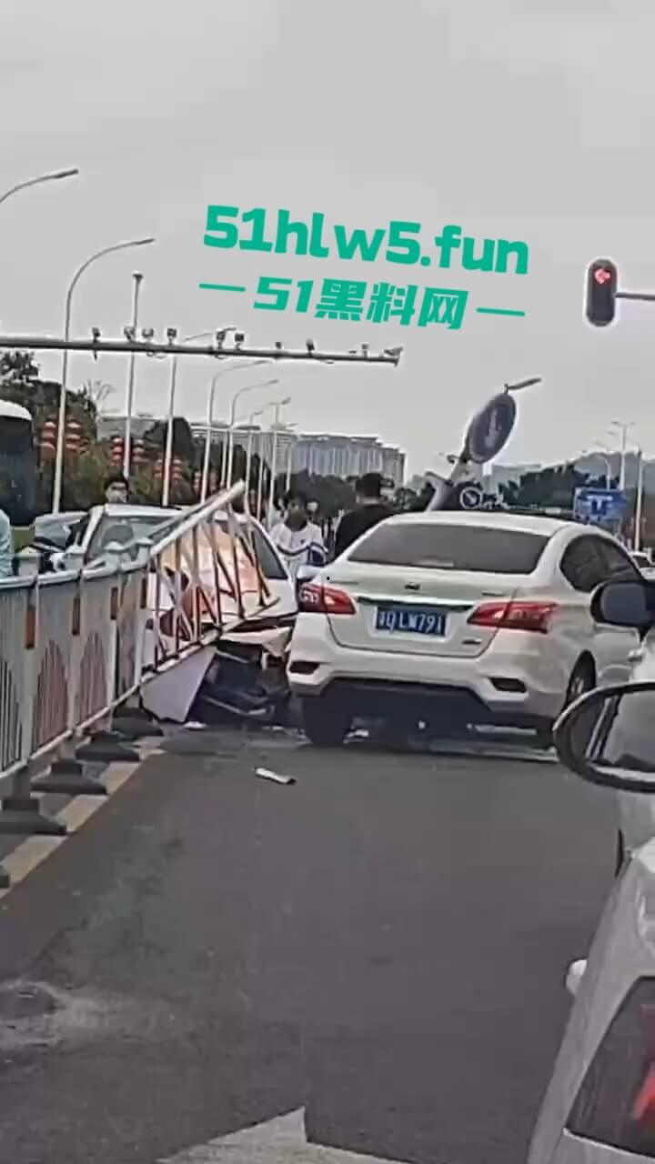 汕头金沙公园雨天路滑致小车失控撞飞数人，现场血腥场面惨不忍睹，永远不知道明天和意外谁先到来。-4