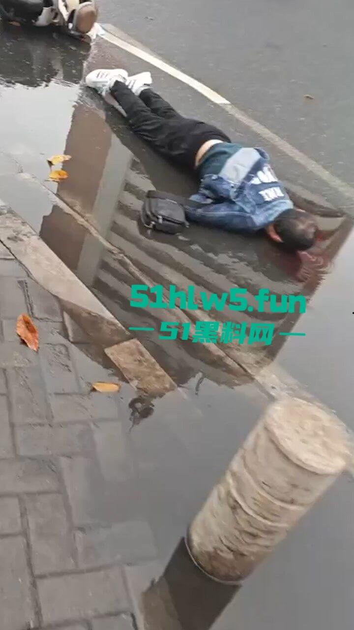 汕头金沙公园雨天路滑致小车失控撞飞数人，现场血腥场面惨不忍睹，永远不知道明天和意外谁先到来。-8