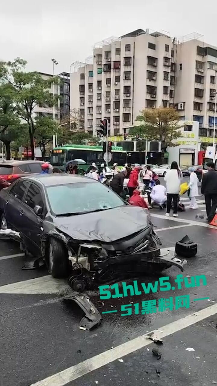 汕头金沙公园雨天路滑致小车失控撞飞数人，现场血腥场面惨不忍睹，永远不知道明天和意外谁先到来。-9