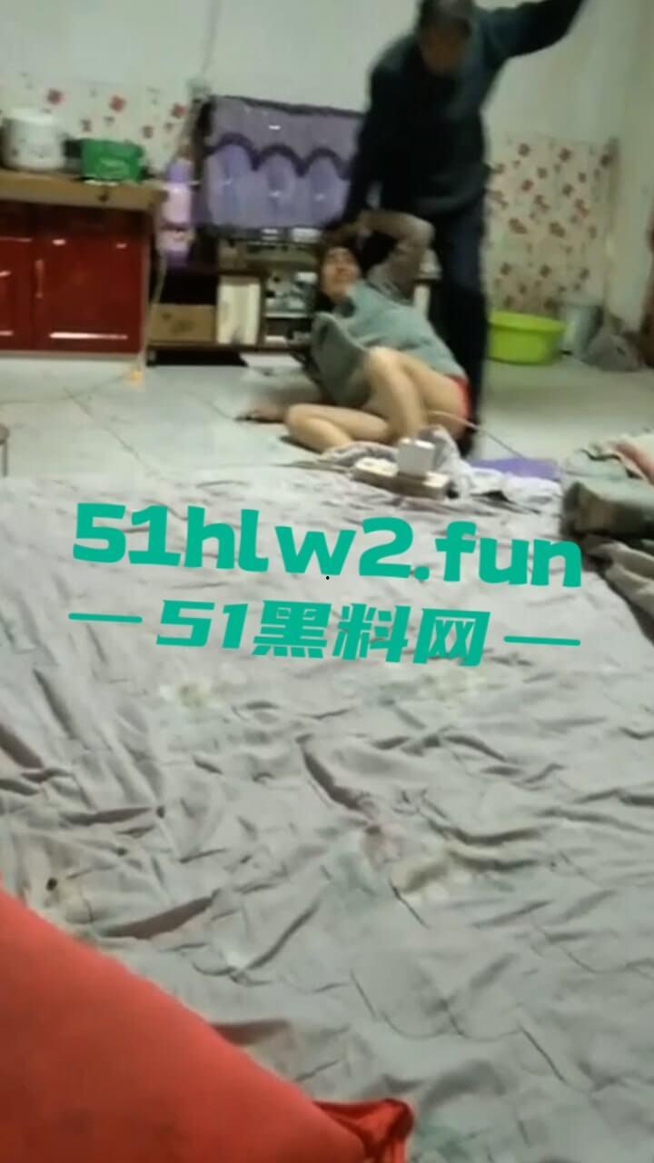 极品骚妇约炮情人，竟大胆带回家啪啪被老公捉奸在床，抡凳子揍的骚货女人嗷嗷惨叫。-3