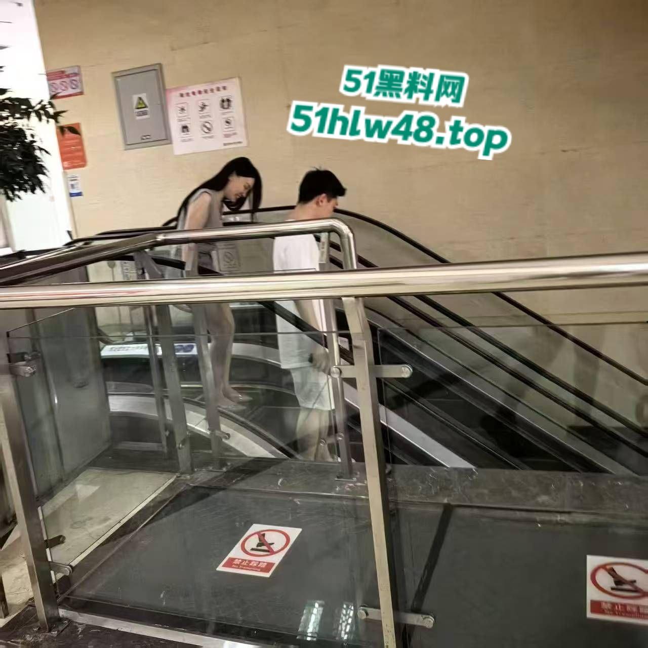 成都金牛区妇幼保健院的不雅事件，透明玻璃暴露两个淫荡男女在母婴室里操逼的行径，引发网友们热议！-8