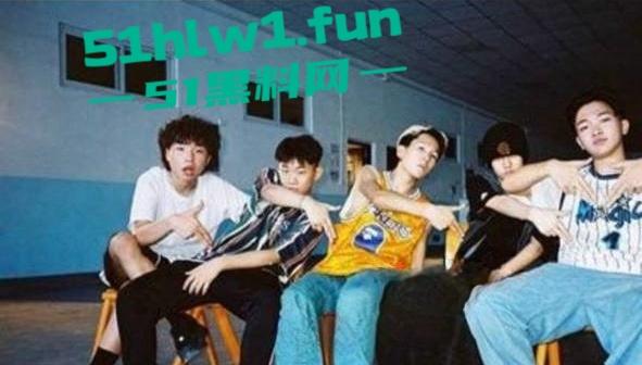 嘻哈厂牌【地下8英里】艺人淫趴视频边4P乱操一边喊着口号日逼都要日的和别人不同。-7