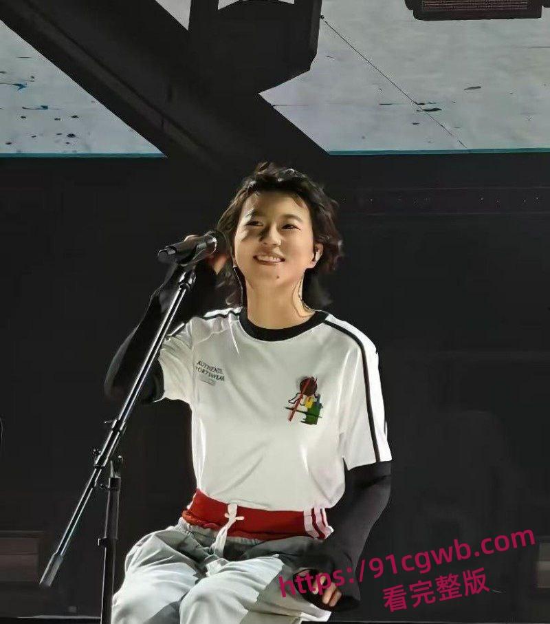 王菲女儿窦靖童被曝同性恋 与宋妍霏牵手遛狗行为亲密-13