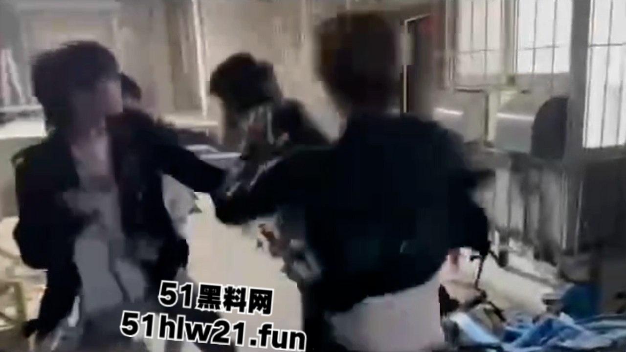 武汉国潮男孩手太欠，当街摸妹子屁股耍流氓被高街小子正义出手一顿暴揍！-3