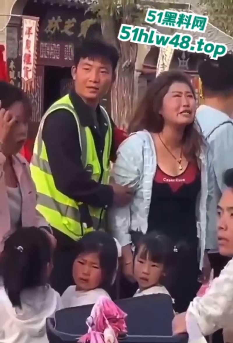 开封万岁山武侠城，两伙游客互殴视频被曝，万岁山不愧是武侠城江湖恩怨就是多，台下比台上还精彩！-2