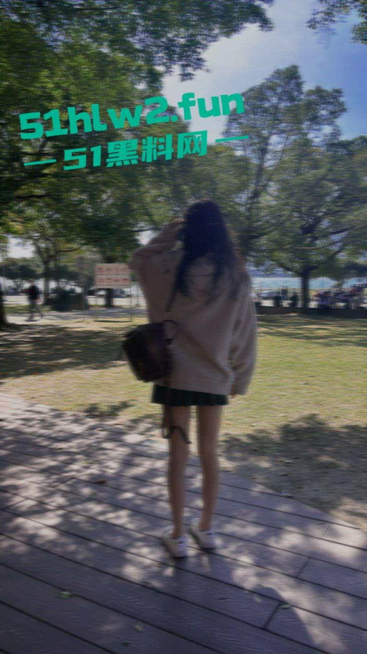 骚到没边的台湾反差婊，白天光屁股等男人来操，晚上回家自己掰开逼浪叫求干，最爱露出让人看！-4