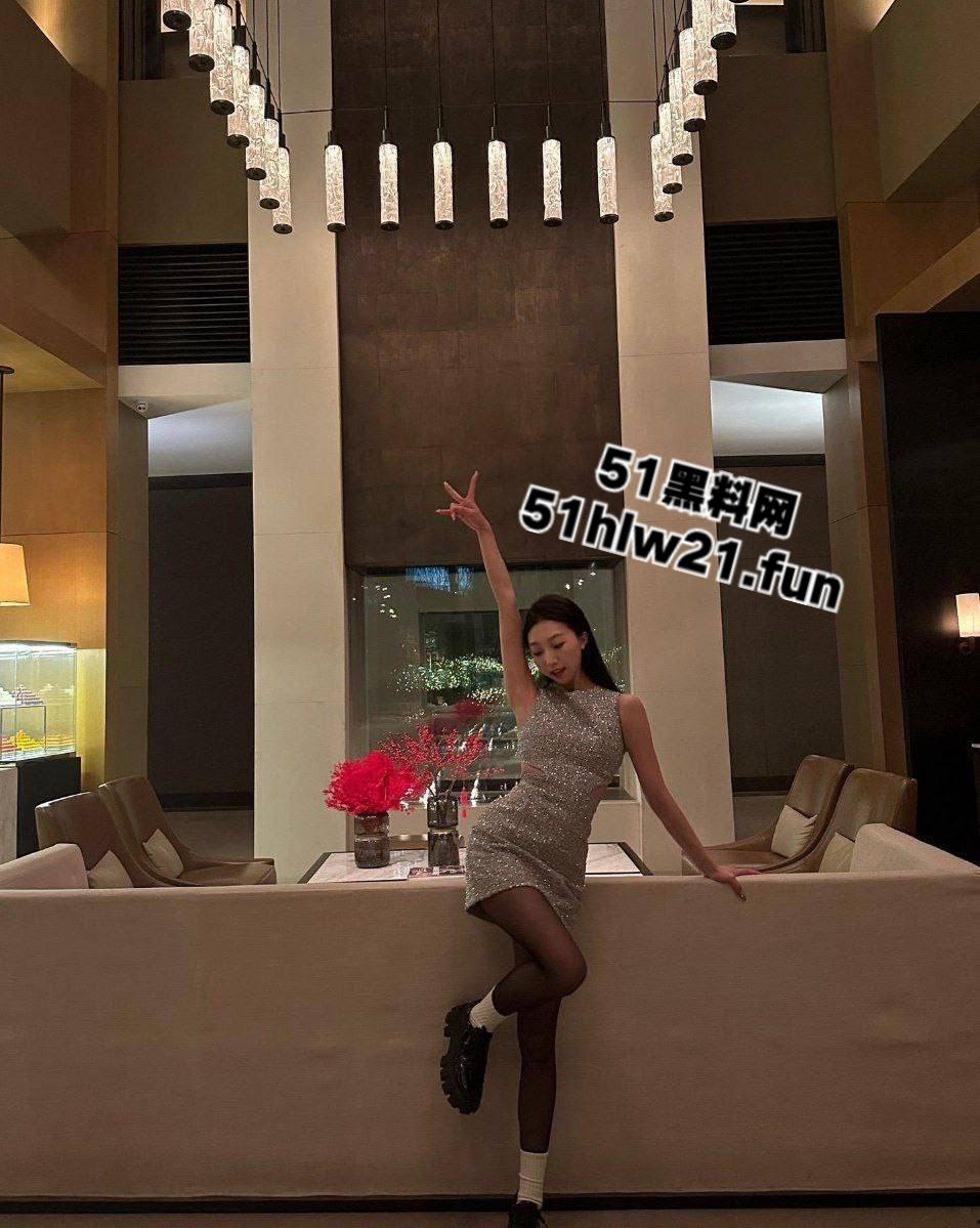 北京邮电大学【曾媛】绝美颜值校花女神，表面清纯私下竟如此反差爱舔蛋蛋，口交技术超一流。-3