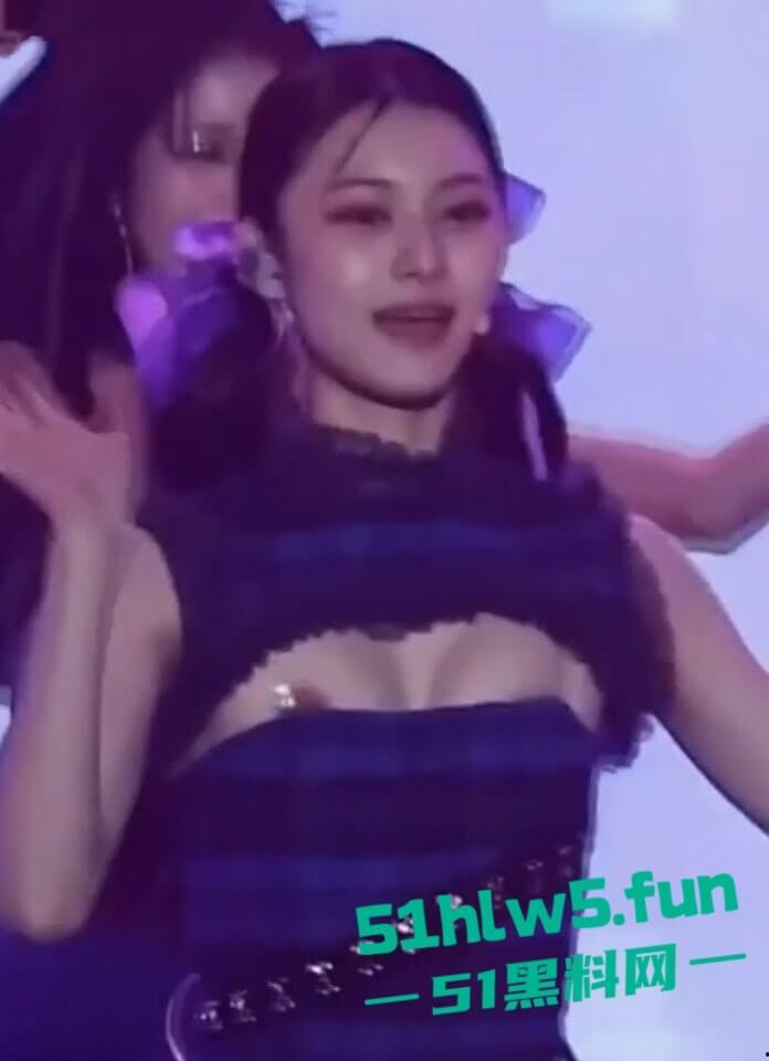 韩国新晋女团幻蓝小熊成员【媛媛】演唱会露奶事件，现场粉丝拍摄完整版视频流出。-8