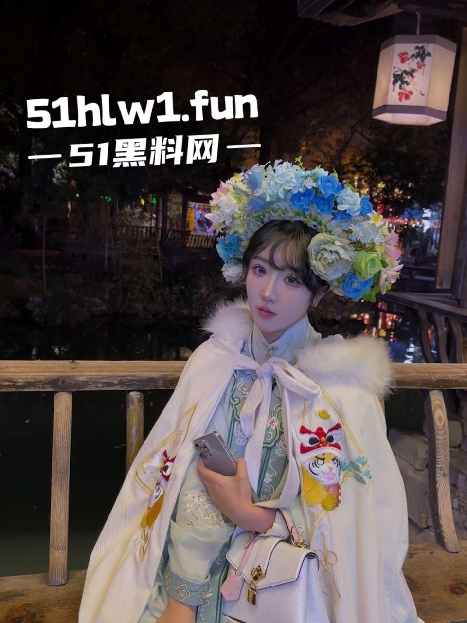 推特骚逼【酣睡小熊】凌晨被金主爸爸召唤上演制服秀，大半夜的街头玩露出，钱到位了金主一召唤美人即乖乖听命！-4