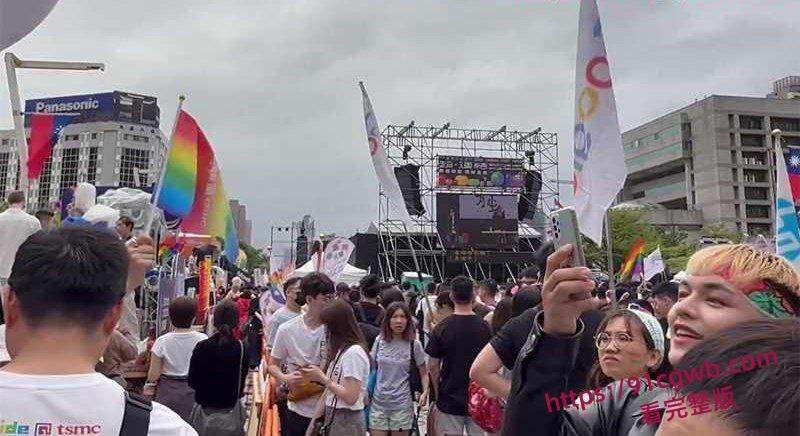 2025台湾同志游行现场实录 15万人雨中狂欢湿身骚扭 喊话兄妹也有结婚权利 伦理彻底崩盘堪称变态盛宴！-8
