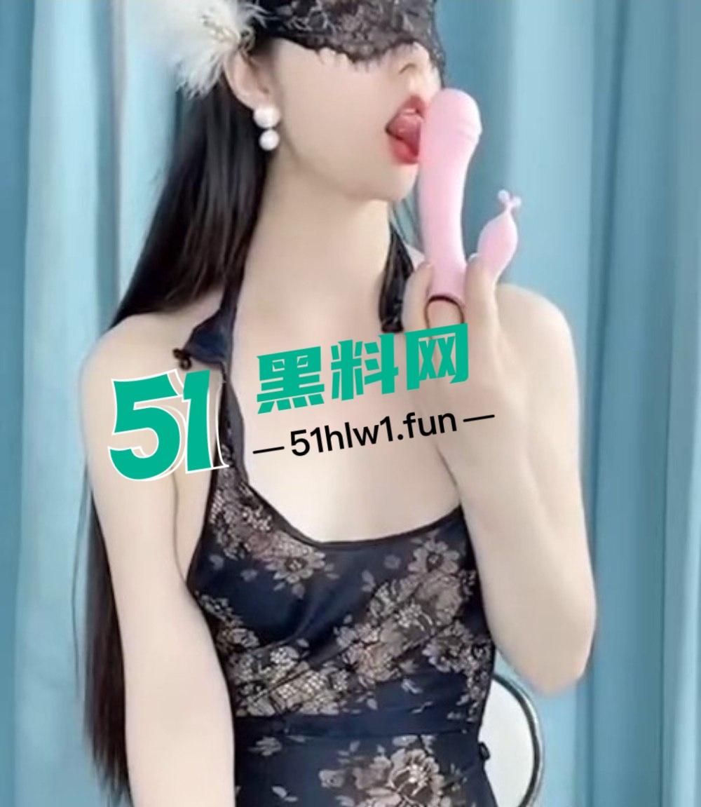 抖音23万粉网红【又是我】专属福利翻车，情趣旗袍肉丝高跟，自慰画面让粉丝炸锅！-1