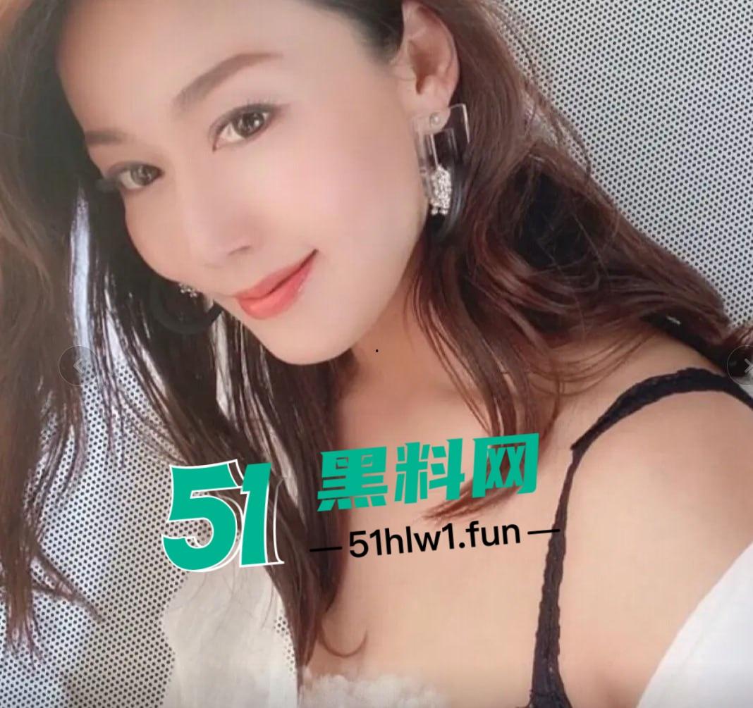 抖音23万粉网红【又是我】专属福利翻车，情趣旗袍肉丝高跟，自慰画面让粉丝炸锅！-5