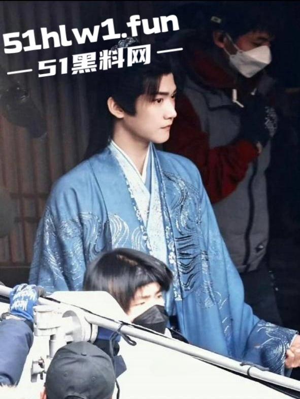 横店【玺尚酒店】逐玉剧组大瓜！三名武行轮奸一名女化妆师本来是4P淫乱闹大了变轮奸。-22