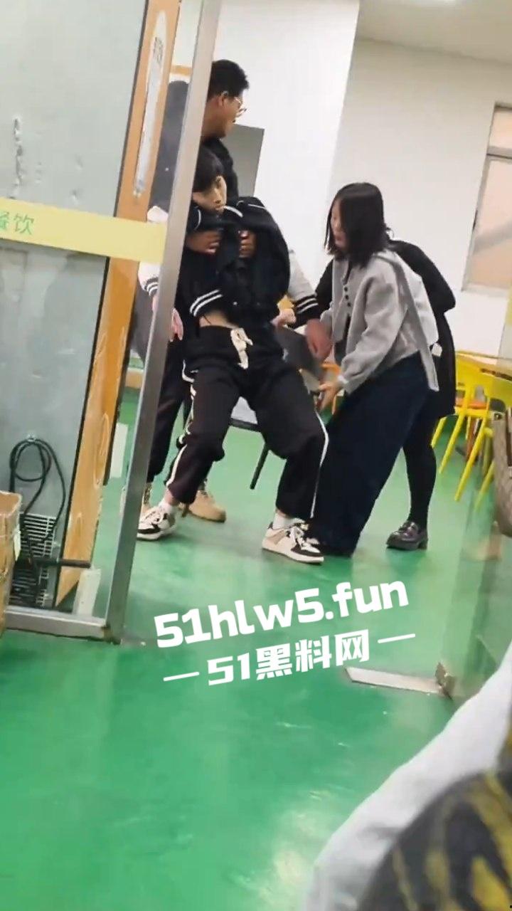 广东深圳安费诺电子厂，少年员工突然晕倒嘴唇发白面无血色，资本的压榨还真是狠啊。-1