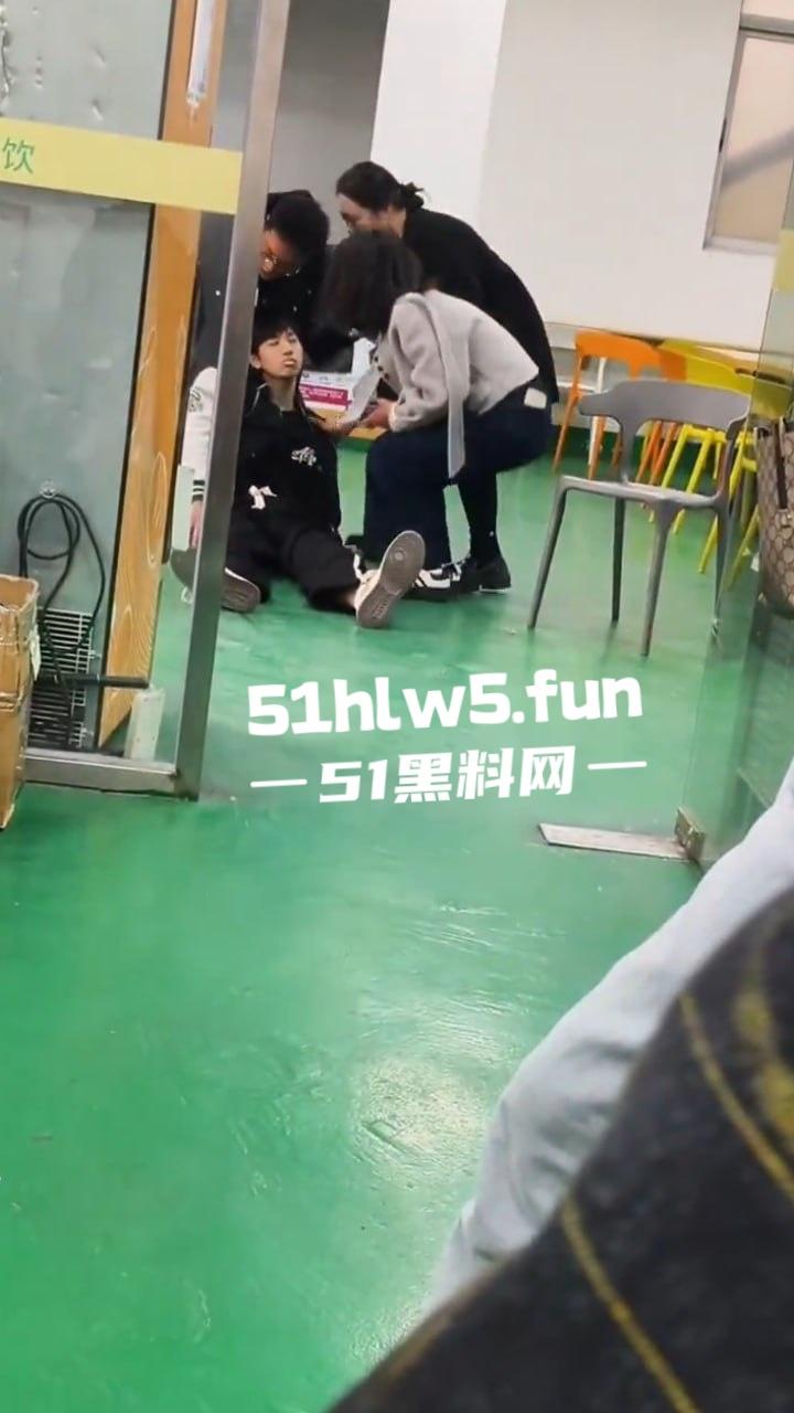 广东深圳安费诺电子厂，少年员工突然晕倒嘴唇发白面无血色，资本的压榨还真是狠啊。-3