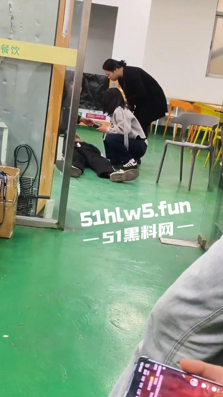 广东深圳安费诺电子厂，少年员工突然晕倒嘴唇发白面无血色，资本的压榨还真是狠啊。-7