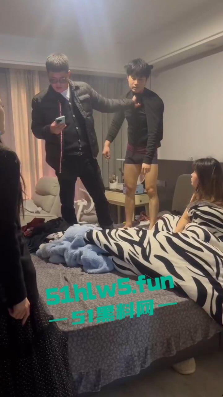 苍南县捉奸现场，男子出轨骚逼幼师，其老婆跟踪到现场叫来小三老公一起捉奸，现场炸裂惨不忍睹。-16