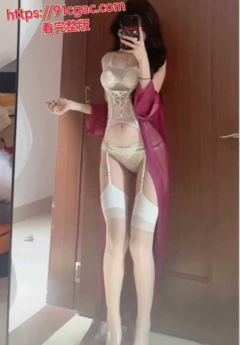 抖音圈炸翻天了！167万粉丝网红小哭包不哭，颜值爆表，身材火辣-6