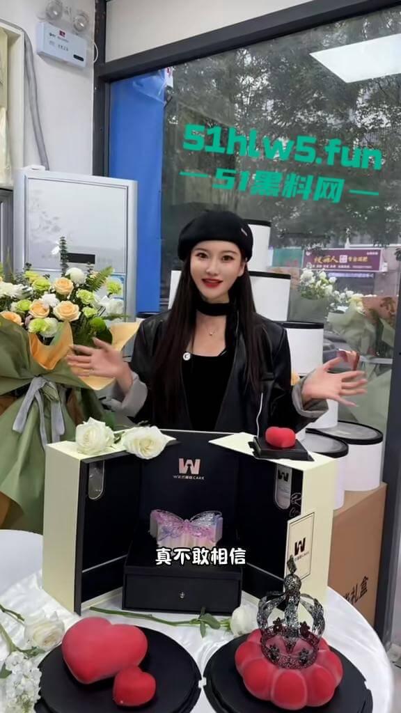 抖音网红【巩义四姑娘】和老公【时尚平民】2分51秒不雅视频曝光，这网红女神素颜差距有点大啊。-2