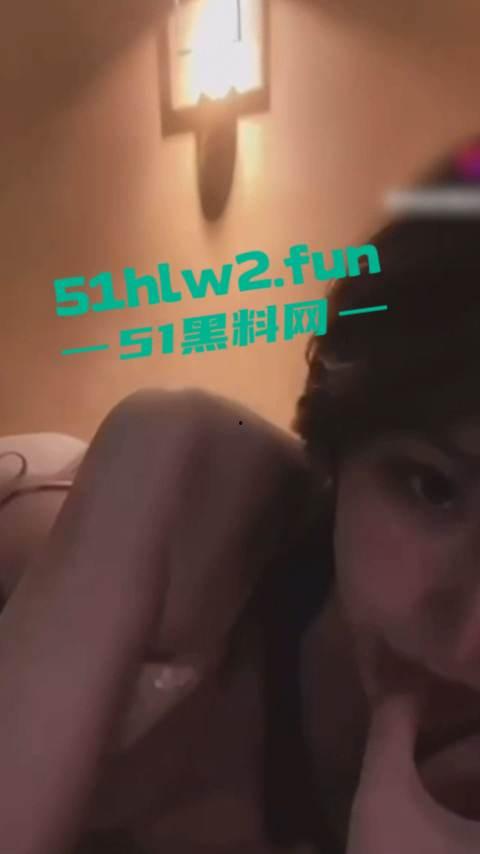 全网疯传的情感导师【Jacker大叔】竟然沦落到找小卡片约，未带小雨伞却遇到了生化母体的毒女被扒。-13