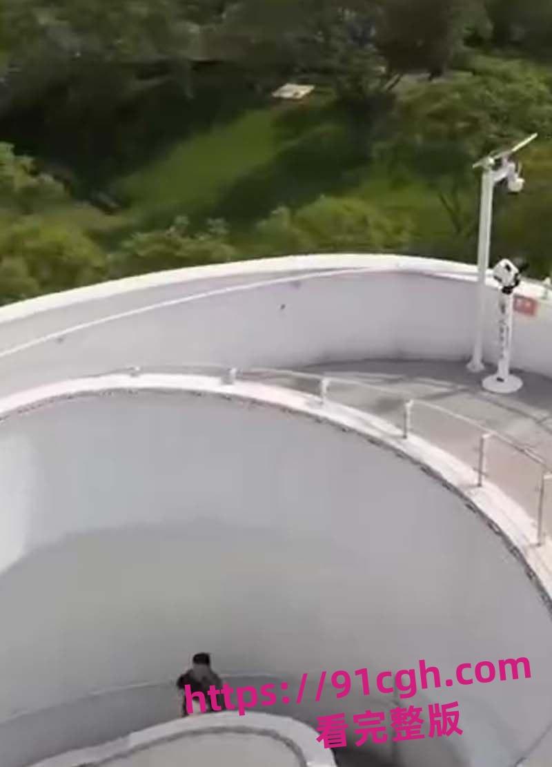 情侣旋转楼梯野战 本以为这么隐蔽无人看到 但万万没想到会有无人机飞入-3