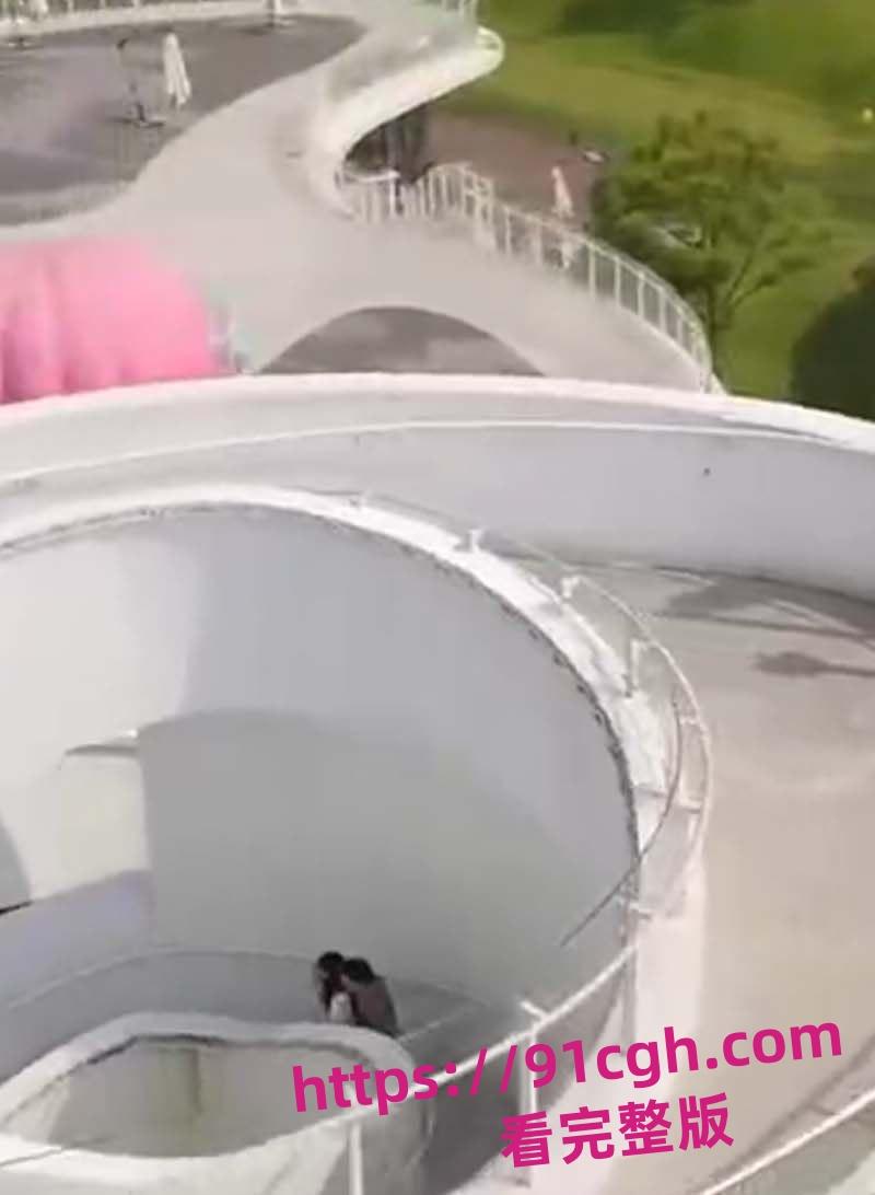 情侣旋转楼梯野战 本以为这么隐蔽无人看到 但万万没想到会有无人机飞入-4