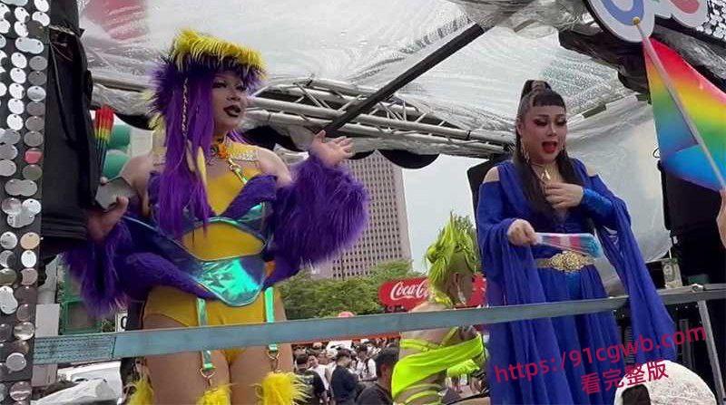 2025台湾同志游行现场实录 15万人雨中狂欢湿身骚扭 喊话兄妹也有结婚权利 伦理彻底崩盘堪称变态盛宴！-7