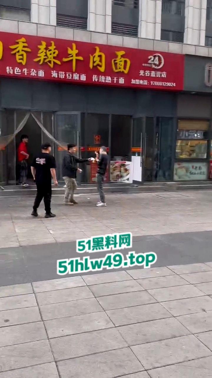 吃碗面都要断头，武汉光谷襄阳面馆一男子突然发疯砍人，多个路人中招现场惨叫一片。-6
