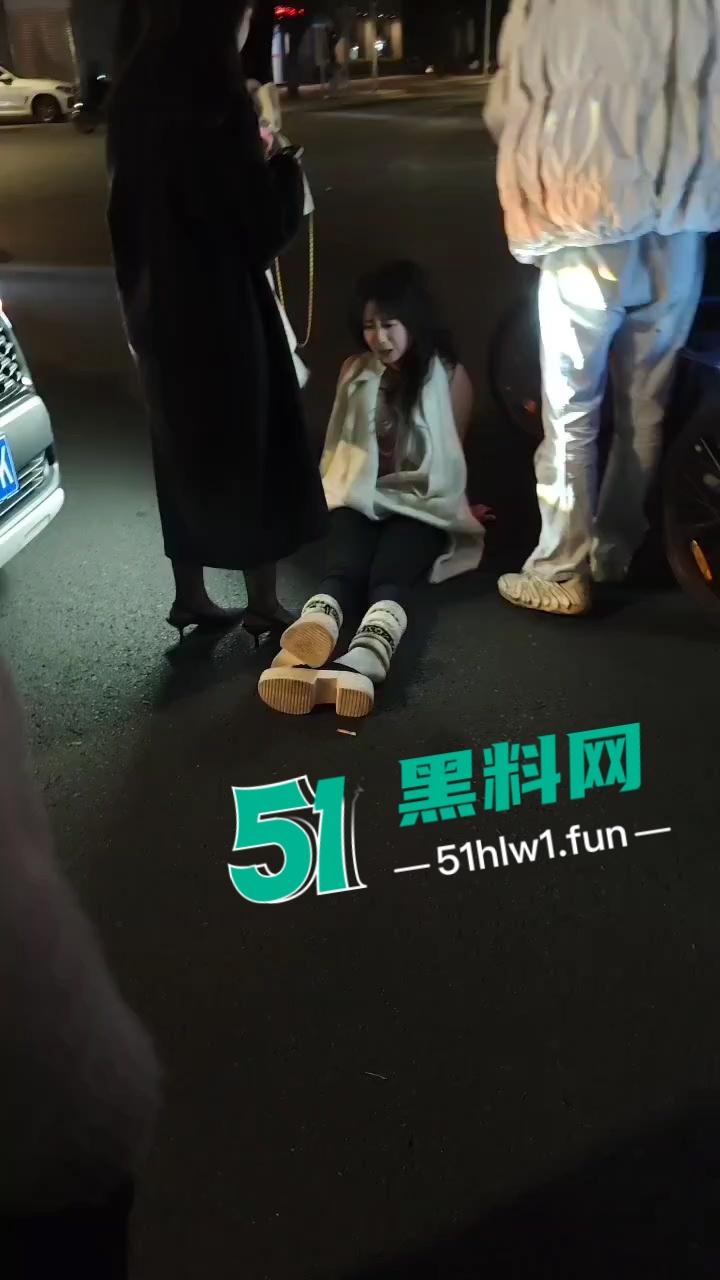 提裤忘人，玩腻就滚？广州女生因男友提分手受刺激当街破防，又哭又闹还傻笑！-1