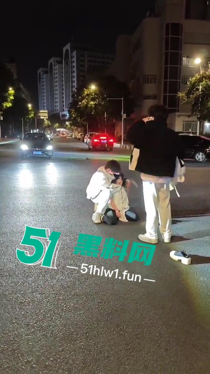 提裤忘人，玩腻就滚？广州女生因男友提分手受刺激当街破防，又哭又闹还傻笑！-4