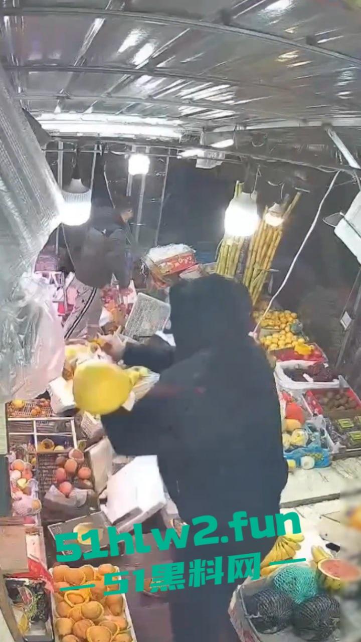 大连某水果店监控，恶意伤人事件曝光水果店老板不仅卖的贵，还缺斤少两以次充好被两男子报复砸摊。-5