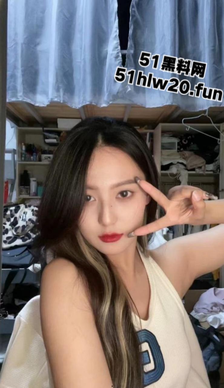 超高颜值女神【小小维on】校花级别反差女友，自拍给男友毒龙舔肛，极限露出调教小母狗。-6