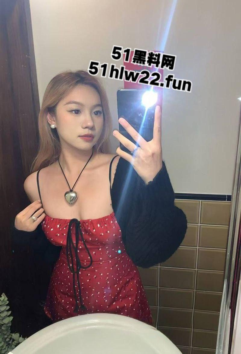 哈尔滨师范大学研究生【陈莹丽】高颜值完美身材御姐，背着男友偷情做爱打桩视频曝光。-1