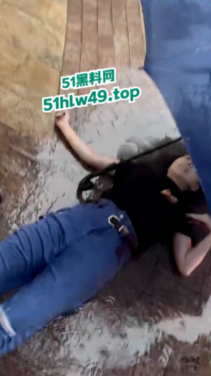 广西南宁少女【吴紫琪】被已婚渣男骗情又骗身，玩腻后遭抛弃崩溃跳楼惨死雨天街头曝光。-15