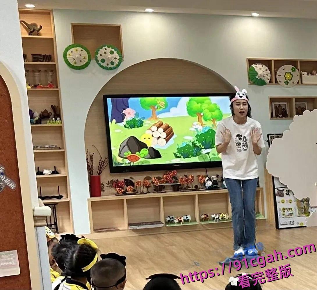 最新泄密极品大骚货幼师：学位证实锤人照合一，人妻老师玩得花！！！-2