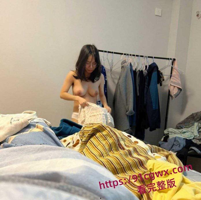 98年的高质量极品女大学生跟男友在家偷尝禁果后一发不可收拾-1