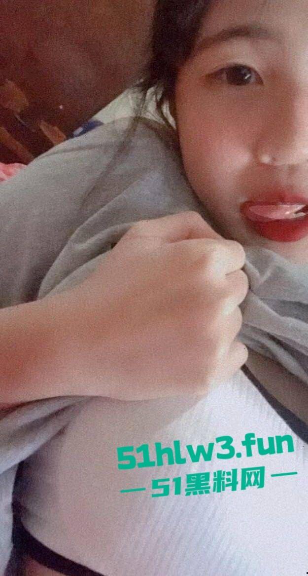 反差母狗学生妹【任荣华】身材娇小纤细小嫩妹，私下母狗一条各种自拍勾引金主骚的没边了。-4