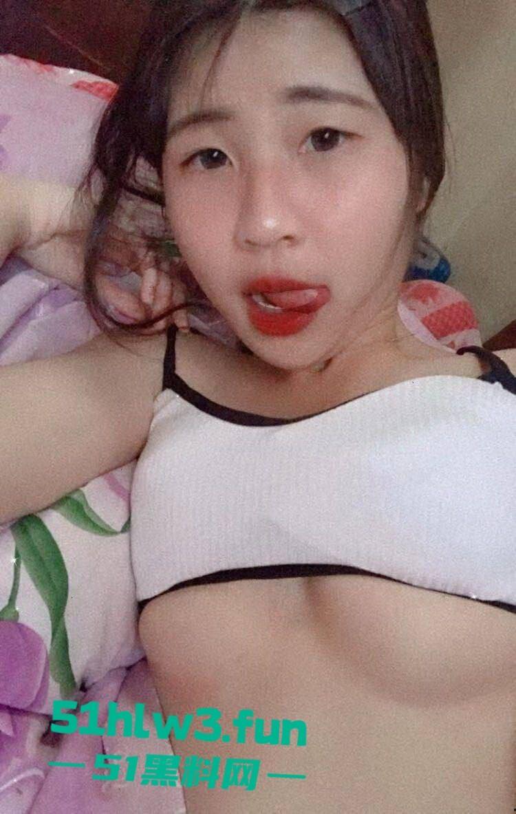 反差母狗学生妹【任荣华】身材娇小纤细小嫩妹，私下母狗一条各种自拍勾引金主骚的没边了。-6