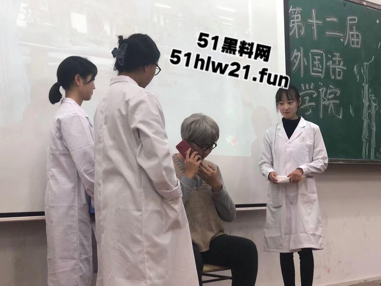 山东济南外国语学院【李思琦】遭渣男分手曝光隐私，清纯学生妹背后爱吃肉屌偷偷自慰，床上一跪骚得流水。-1