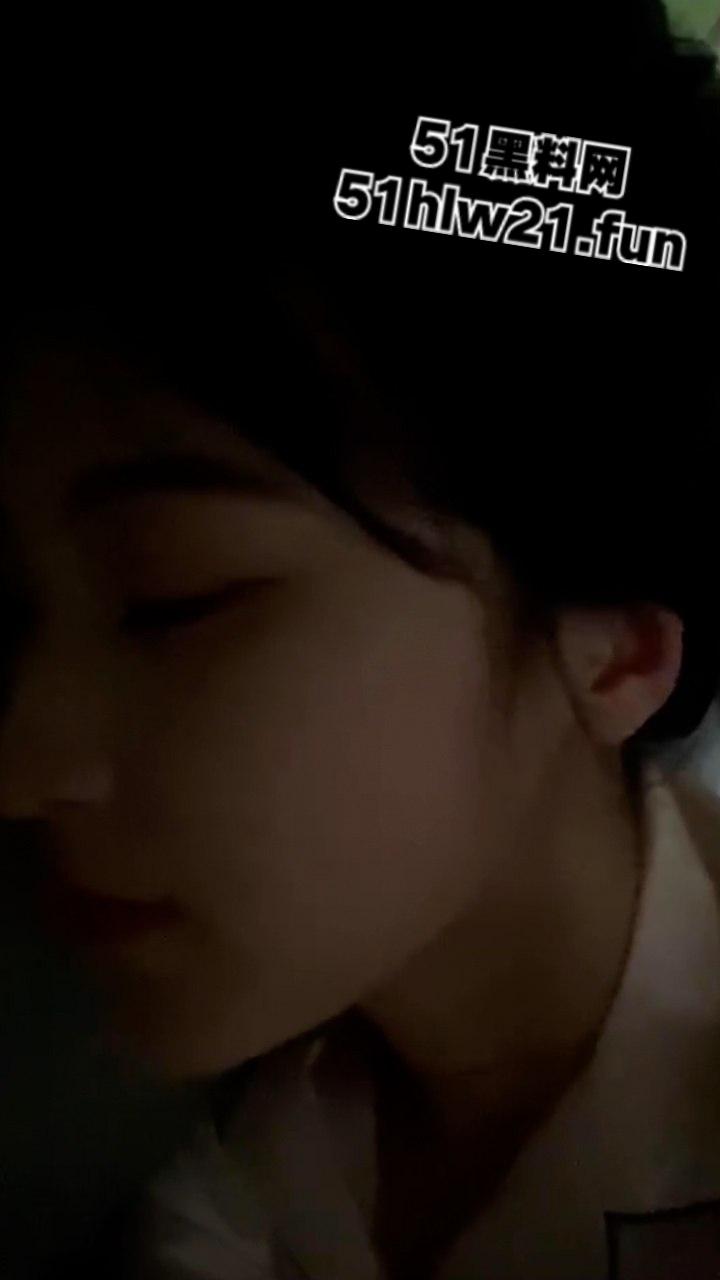 山东济南外国语学院【李思琦】遭渣男分手曝光隐私，清纯学生妹背后爱吃肉屌偷偷自慰，床上一跪骚得流水。-7