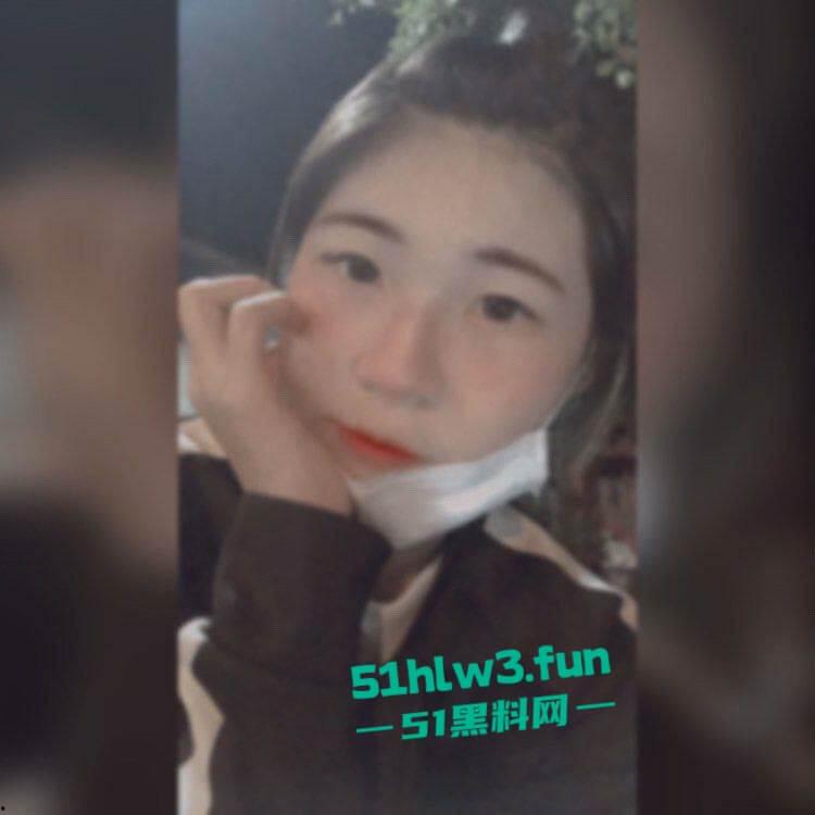 反差母狗学生妹【任荣华】身材娇小纤细小嫩妹，私下母狗一条各种自拍勾引金主骚的没边了。-1