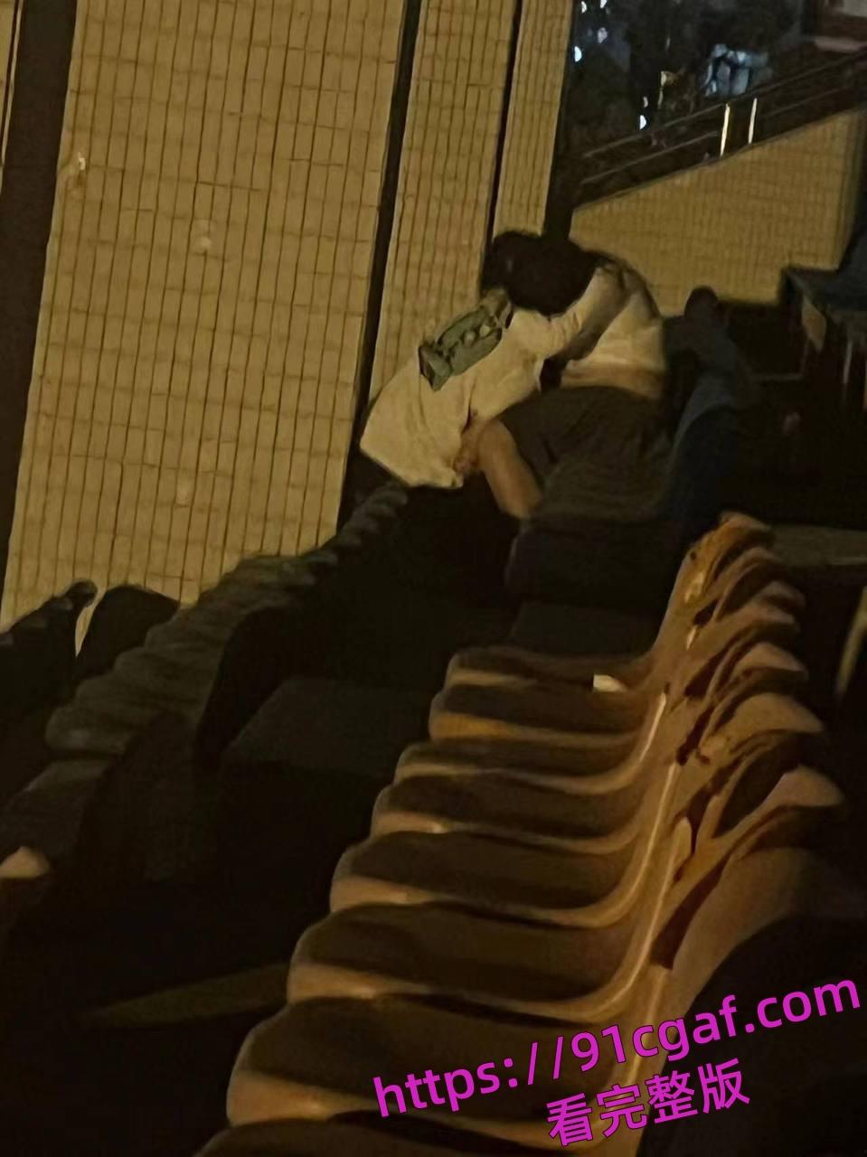 某学校小情侣在操场观众席上实在是憋不住直接搞上了，主打一个刺激！-7