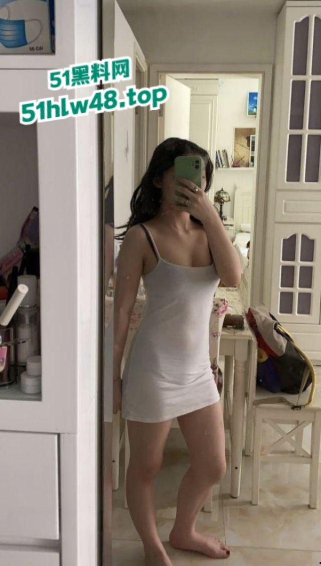 香港大学巨乳学霸【孟雪梨】奶子大到让人上火，双大奶能让课堂全校性骚动，教授都想钻进她奶里拱一拱！-3