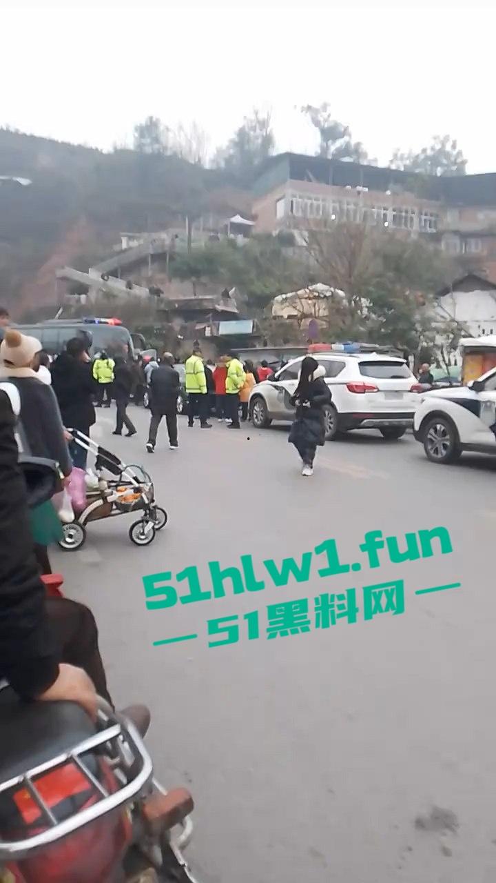 四川宜宾警方扫黄端掉一窝骚鸡，女大学生沦落风尘，众人围观快来看谁的女朋友赫然在列？-1