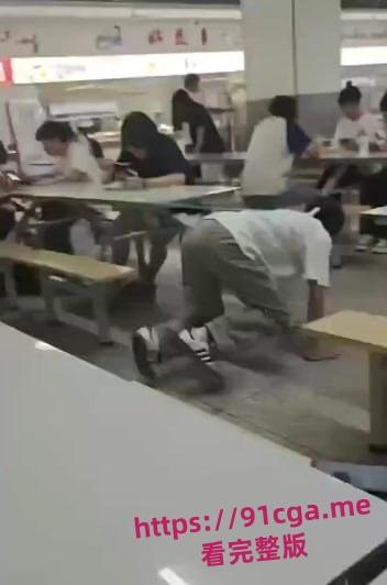 某大学校园食堂瓦学弟当众调教 被粉衣女主当狗一样牵引！-3