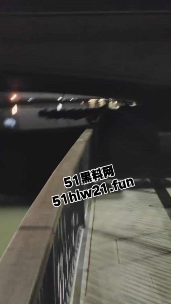 钓鱼佬夜钓惊现尸体，大长腿女尸钓鱼佬也太神奇，除了鱼钓不到以外什么都能钓到！-2