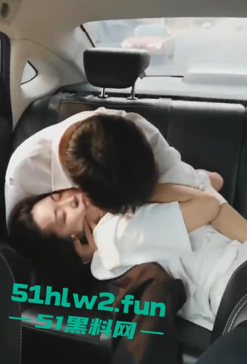 网约车秒变激情角落，小情侣后座干柴烈火，亲到腿软手伸裙底扣逼，司机大哥强忍不回头！-4