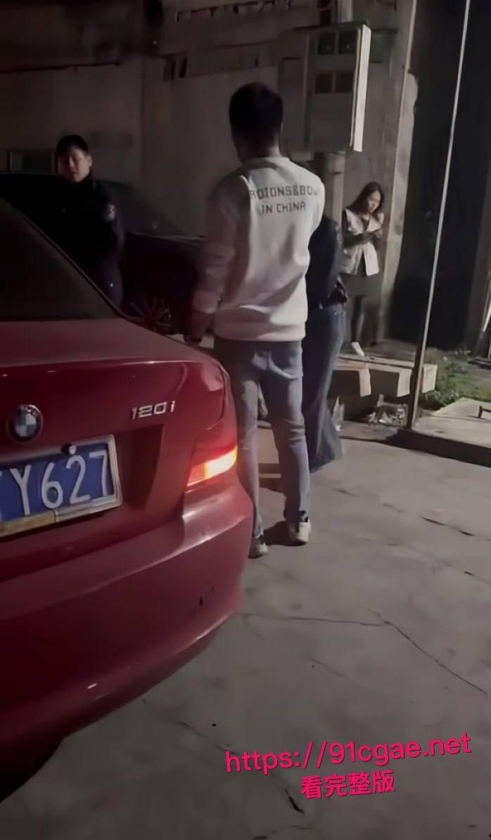 饶平出轨男被堵车上 小三吓得捂脸不敢露 他却淡定举手机全程录像 直接锁定年度最淡定渣男奖！-1